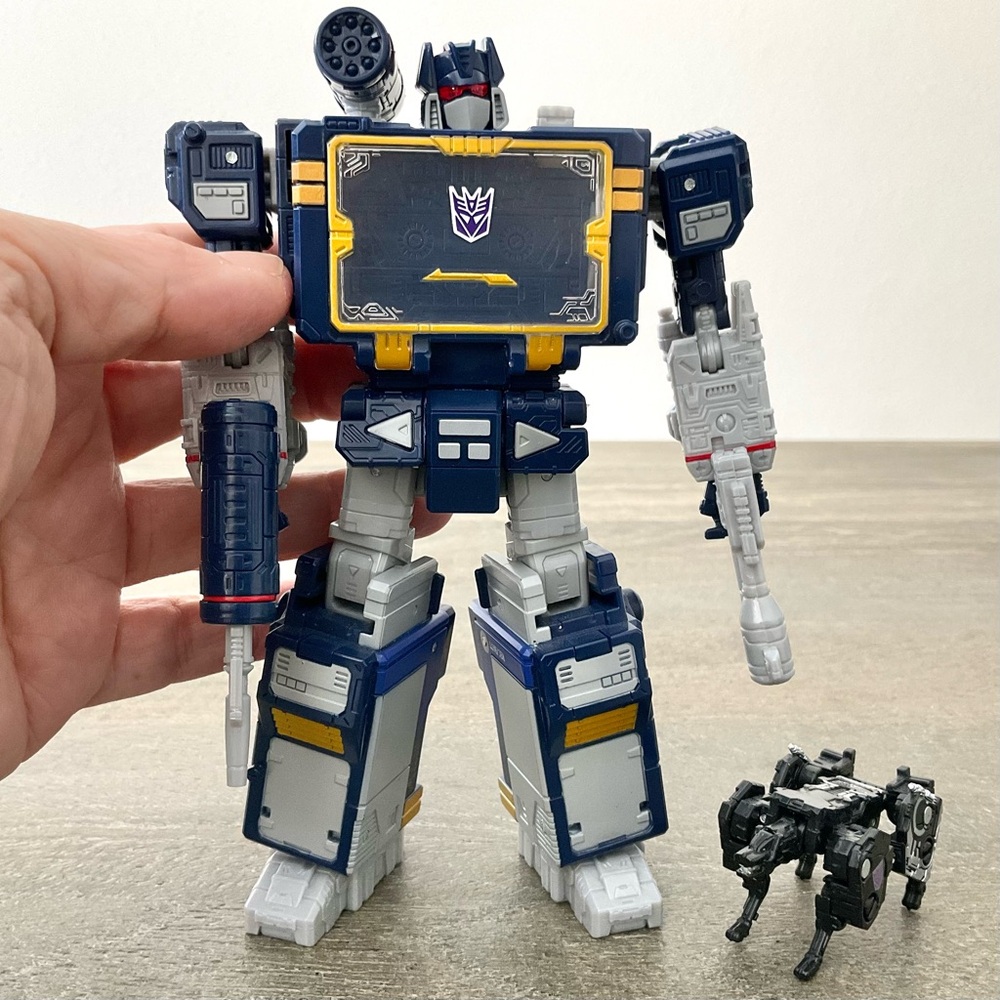 Transformers Legacy United Leader Class Soundwave